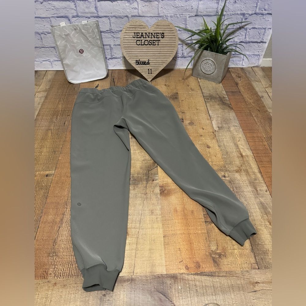 Lululemon On the Fly Jogger 28" *Woven
Grey Sage size 8